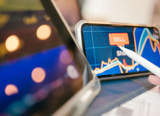 Trader analizujący wiele rynków, Bitcoin, Ethereum oraz opcje na rynku forex
