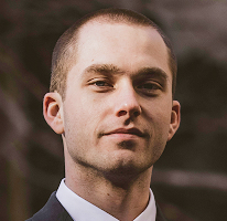 Portret Thomasa Whitfielda, eksperta ds. handlu i analityka rynku kryptowalut